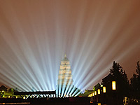 写真/会場近くの夜の光景）